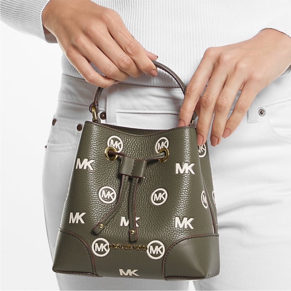 MICHAEL KORS
Mercer Small Logo Embossed Leather
Bucket Bag OLIVE COLOR - Picture 3 of 15